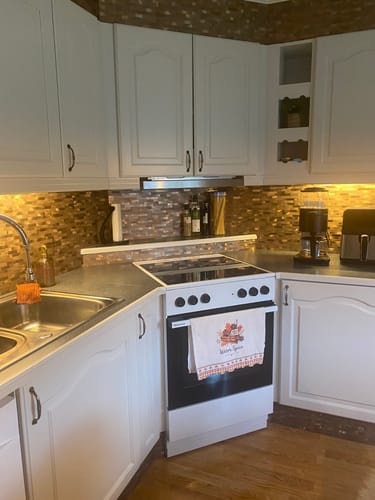 Customer's Sofie stav selvklebende veggfliser mounted as a bronze backsplash in the kitchen.