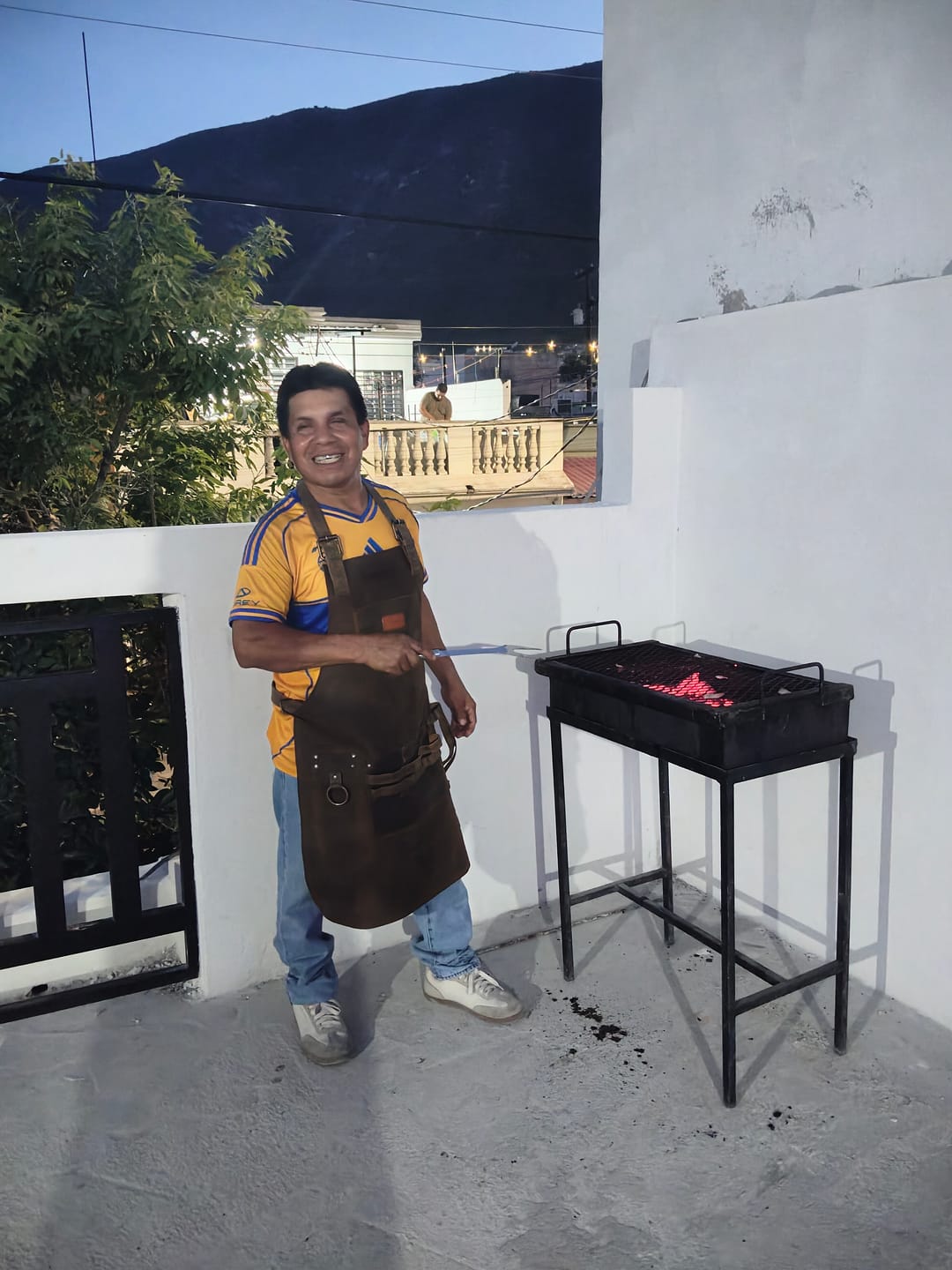 Customer photo review of Mandil  T-Bone 100% Piel + Kit Parrillero +Set Porta vasos Gratis!!