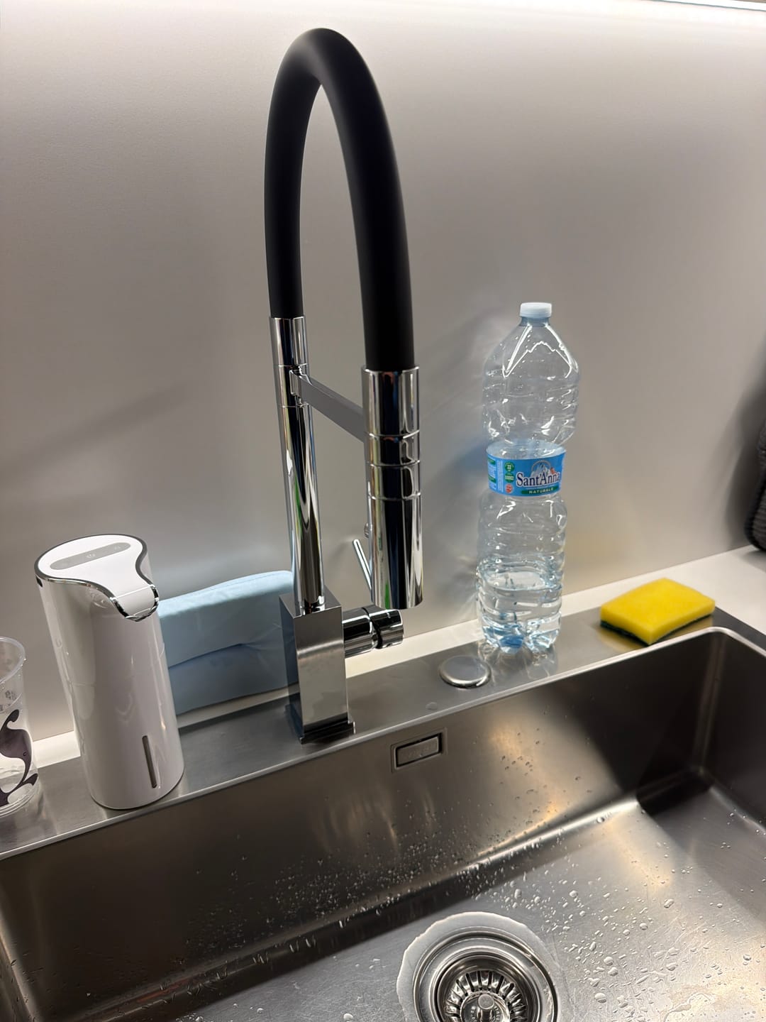 Customer photo review of Kitchen Tap, Single lever, QU, with 360° swivel spout and 2-jets removable Spray, Chrome / Black