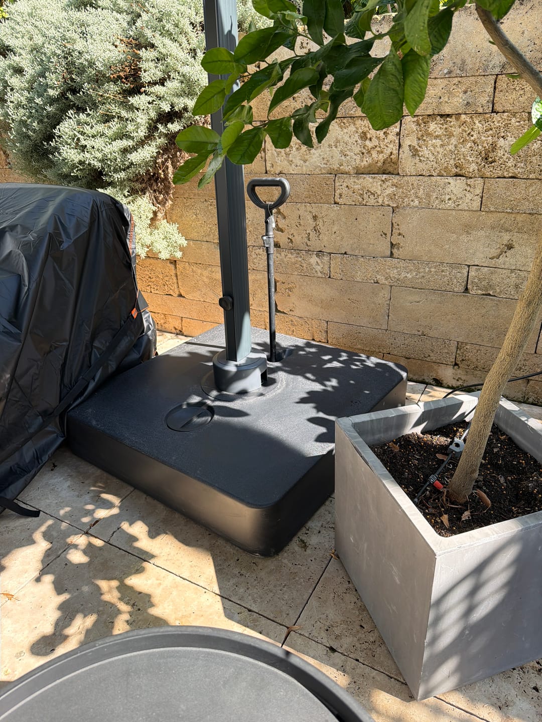 Customer photo review of Gartenzeit® Sonnenschirmständer, befüllbar, rollbar, 162kg,  84x84x20cm