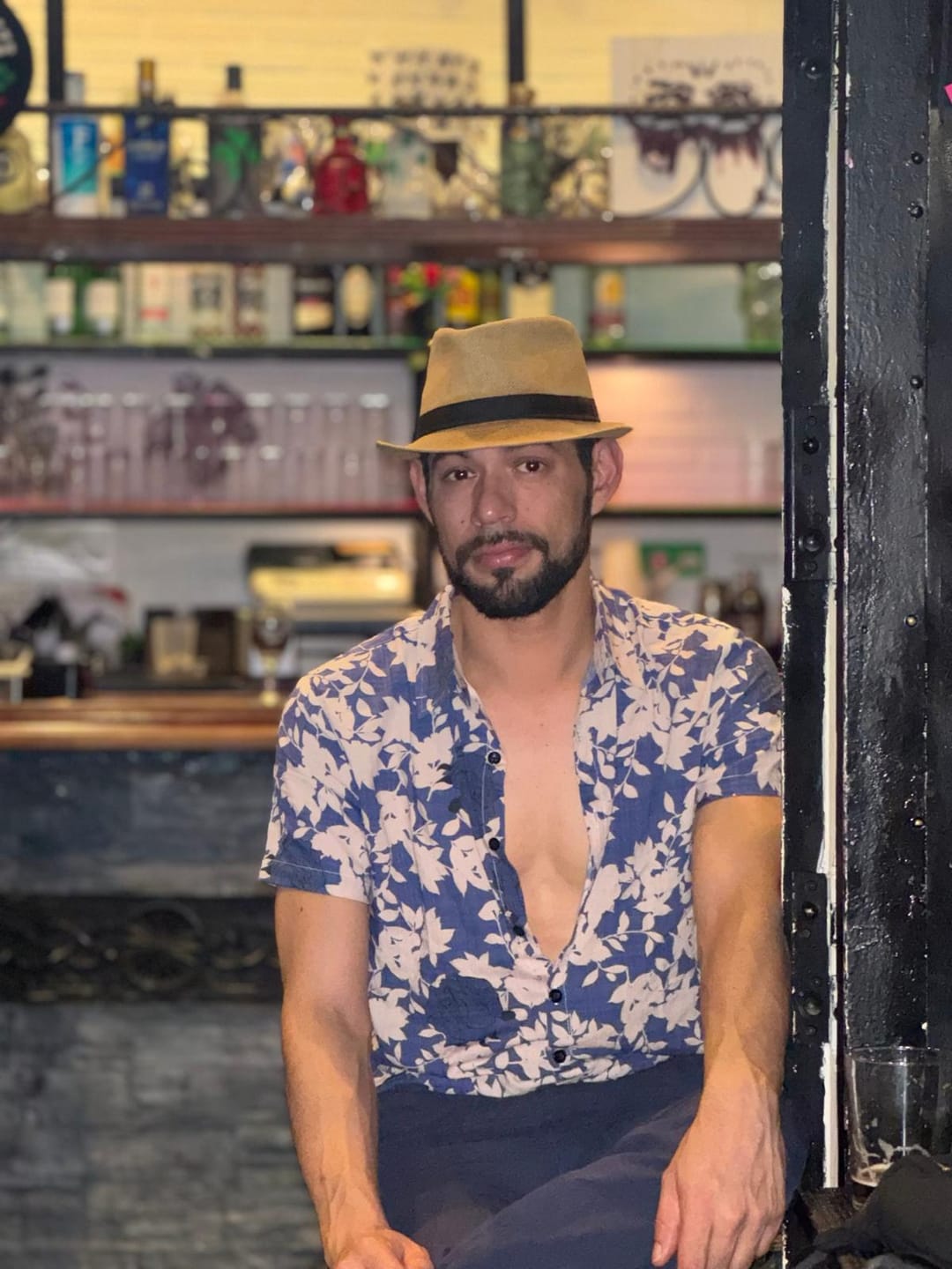 Customer photo review of Chemise hawaïenne tropicale à manches courtes pour hommes, boutons floraux rouges, plage