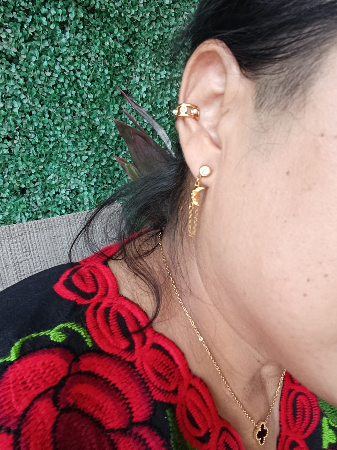 Customer photo review of Arete Con Luna Y Cadena
