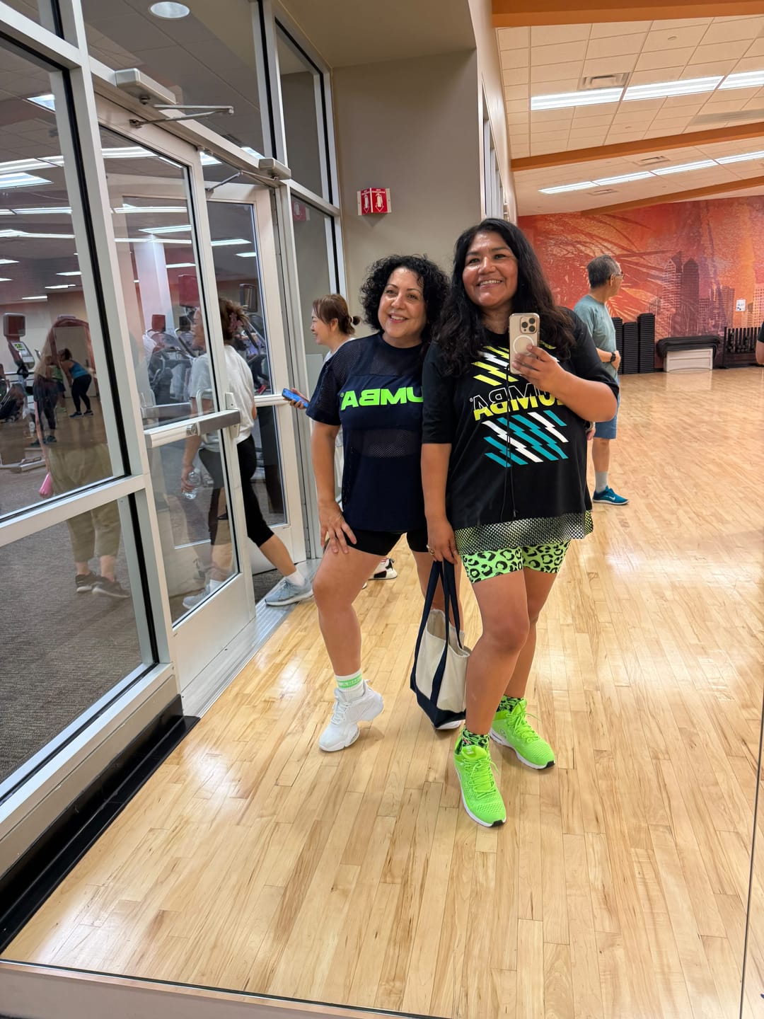 Customer photo review of Electric Feel Men's Tee With Double Layered Hem