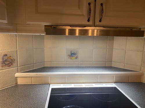 Customer's kitchen wall before installing the bronze Sofie stav selvklebende veggfliser.