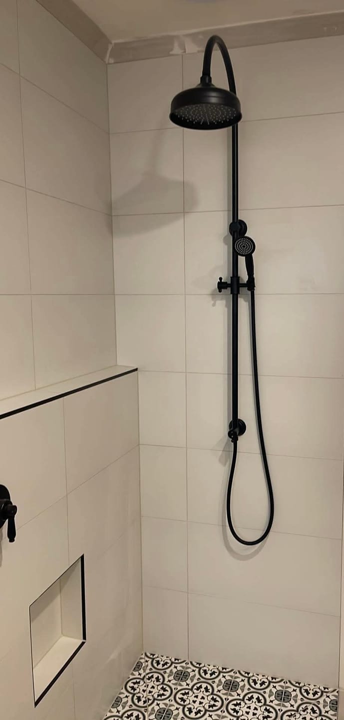 Customer photo review of Clasico Twin Shower Rail System