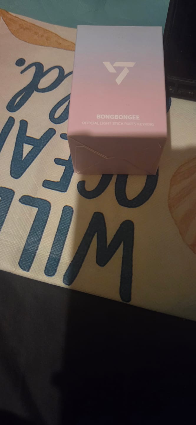 Customer photo review of SEVENTEEN - BONGBONGEE OFFICIAL LIGHT STICK PARTS KEYRING