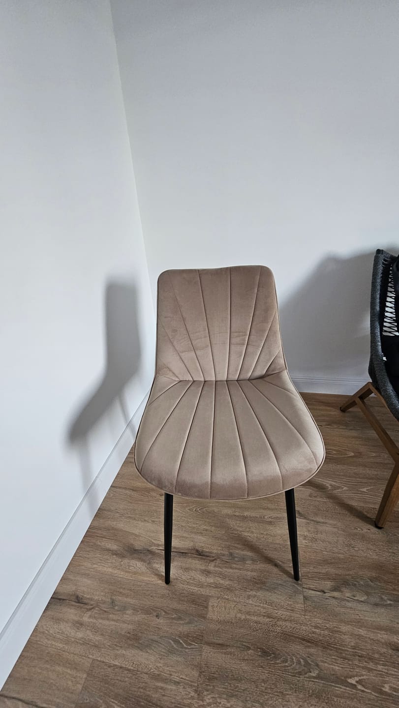 Customer photo review of Scaun de sufragerie tapitat K589, bej - Bluvel 40, stofa catifelata/otel, 50x63x87 cm