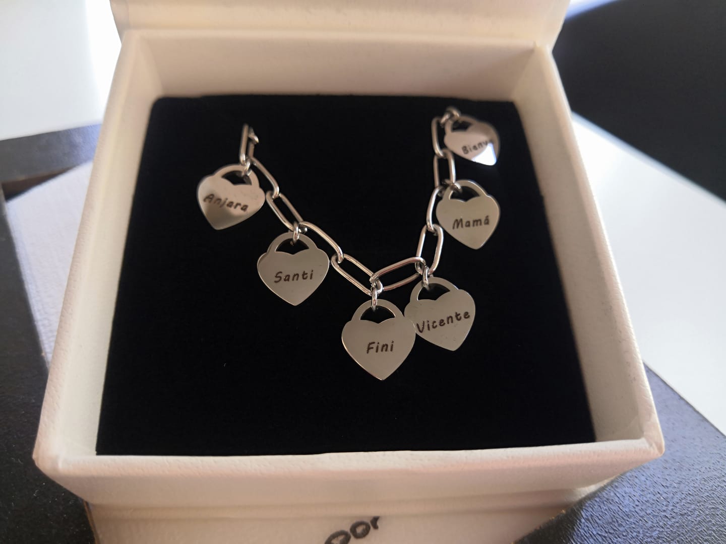 Customer photo review of Pulsera con colgantes corazón personalizados