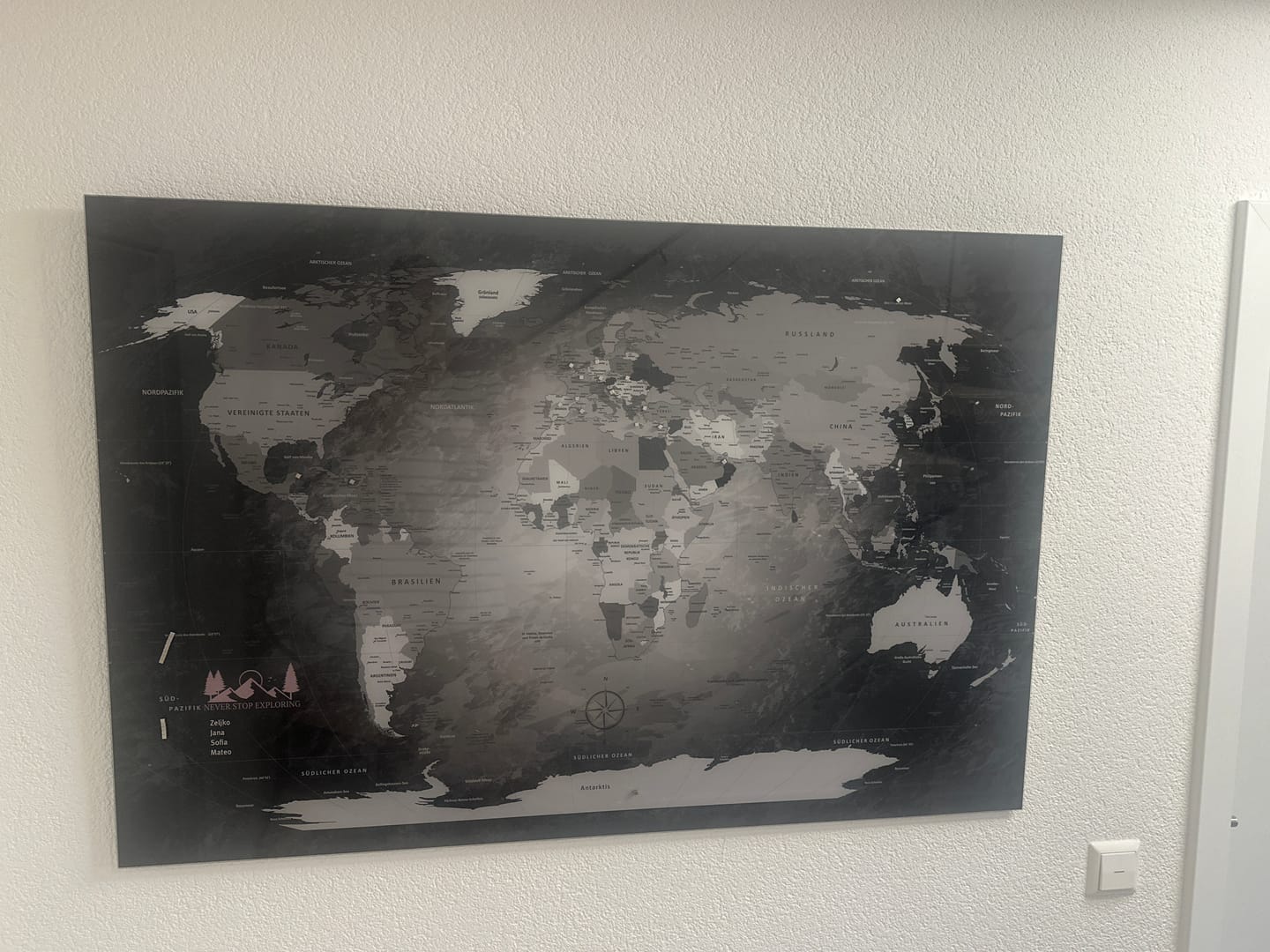 Customer photo review of Magnetisches Glasbild - World Map Black & White