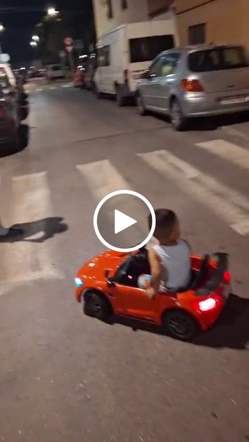 Customer video review of Carro Elétrico para Criança MERCEDES GTR 12v BATERIA DE LITIO Vermelho c/ RODAS DE BORRACHA & ASSENTO EM PELE