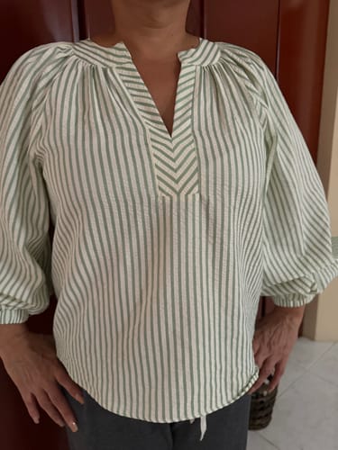 Customer photo review of Nora Round-Neck Crew Blusa 554323 MAR