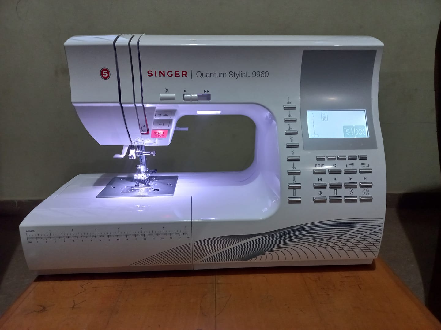 Customer photo review of Singer Quantum Stylist 9960 Sewing Machine - Professional results, huge amount of stitch patterns, extension table, hard cover, multiple fonts - Flagship model
