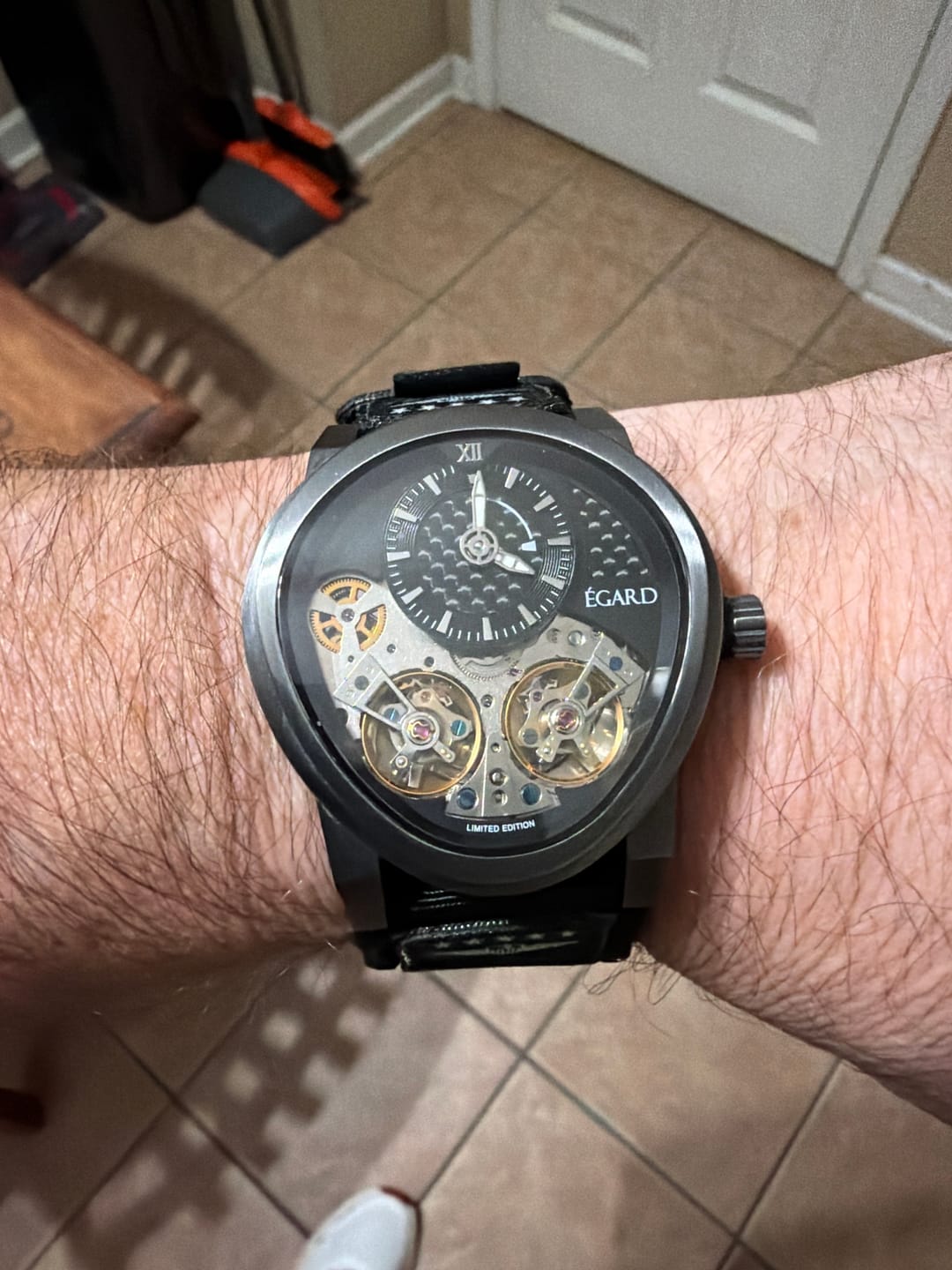 Customer photo review of Egard Quantus Carbon-Beast AUTO – Swiss Automatic 43mm Gunmetal Watch with Curved Sapphire Crystal & Carbon Fiber Strap