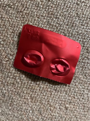 レビューアの服用している錠剤の赤いパッケージ