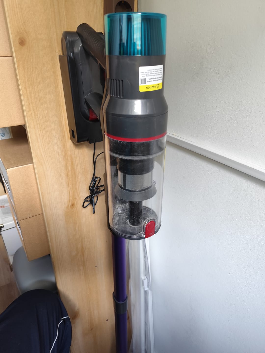 Customer photo review of Ultra-starker Akku-Staubsauger mit automatischer Stauberkennung / Bis zu 60 Minuten Laufzeit / Beutelloser Staubsauger für Teppiche, Hartböden & Tierhaare