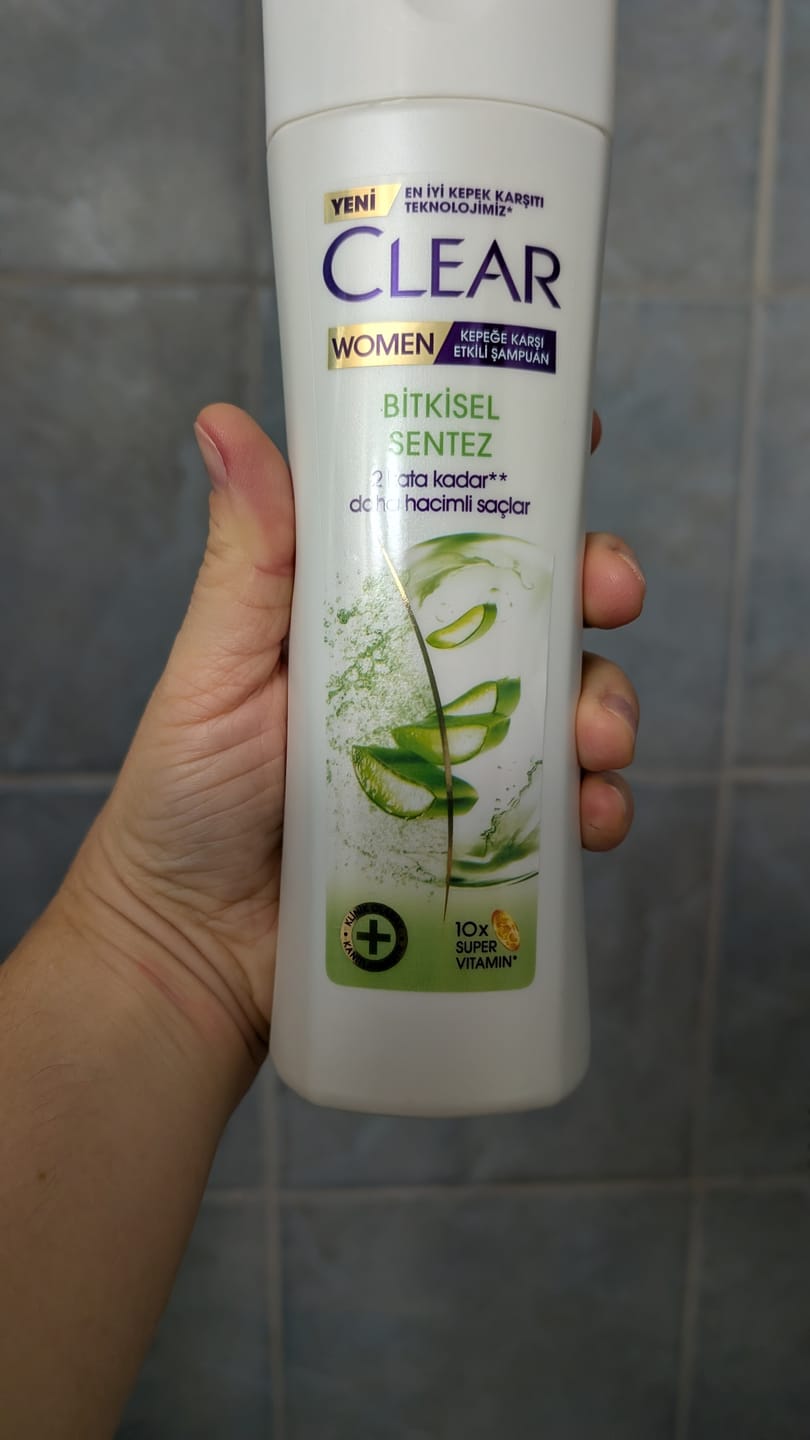 Customer photo review of Clear Aloe Vera & Tea Tree Purifying Shampoo 350 ml