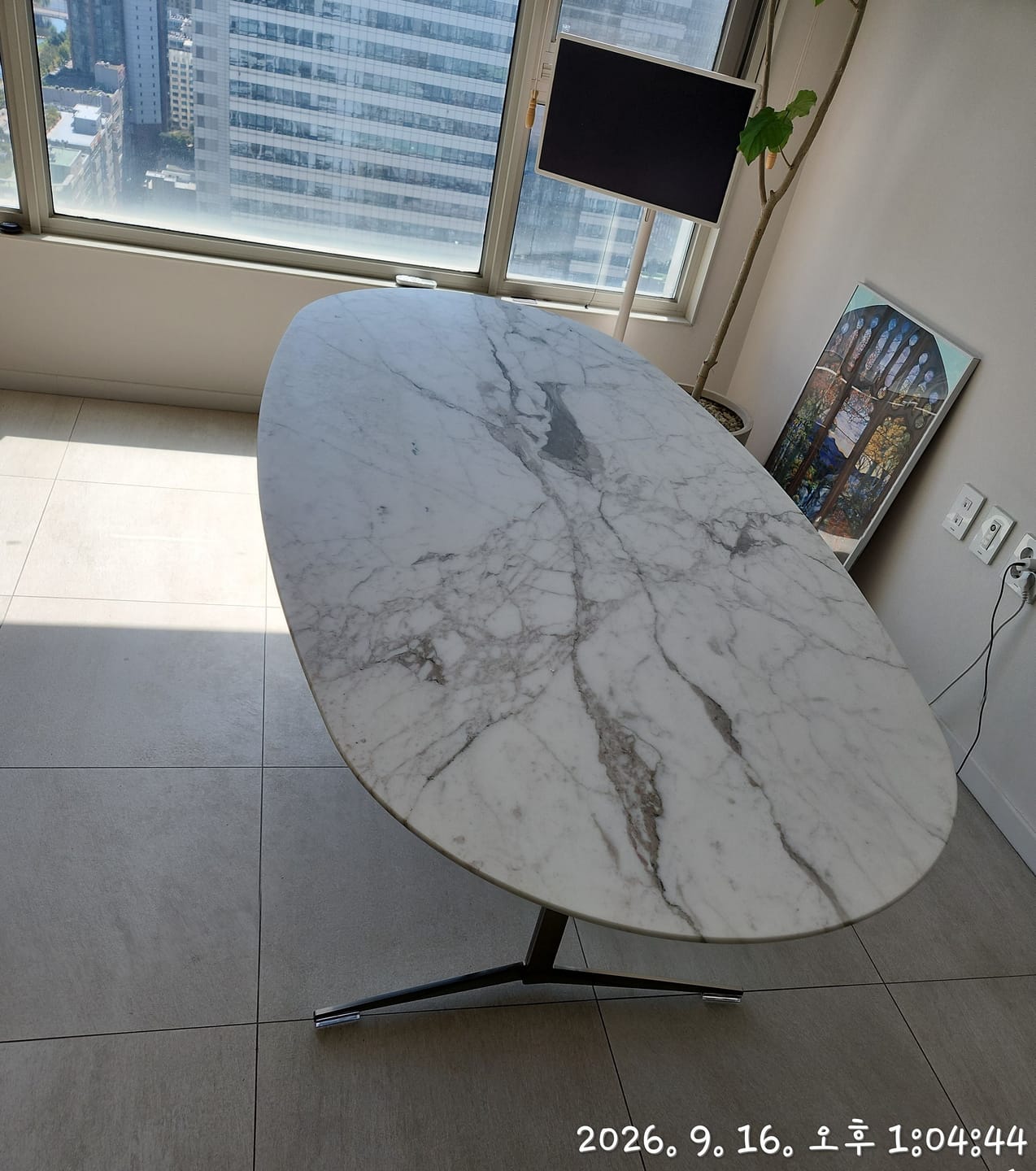 Customer photo review of FLY Oval Marble Table (Category - Marble Calacatta Oro)