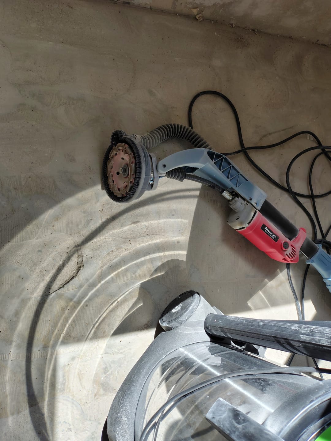 Customer photo review of Gebraucht - FANZWORK Betonschleifer 1010W mit Teleskopstange bis 1,20 m Inklusive Diamantschleiftopf 125mm in Profiqualität