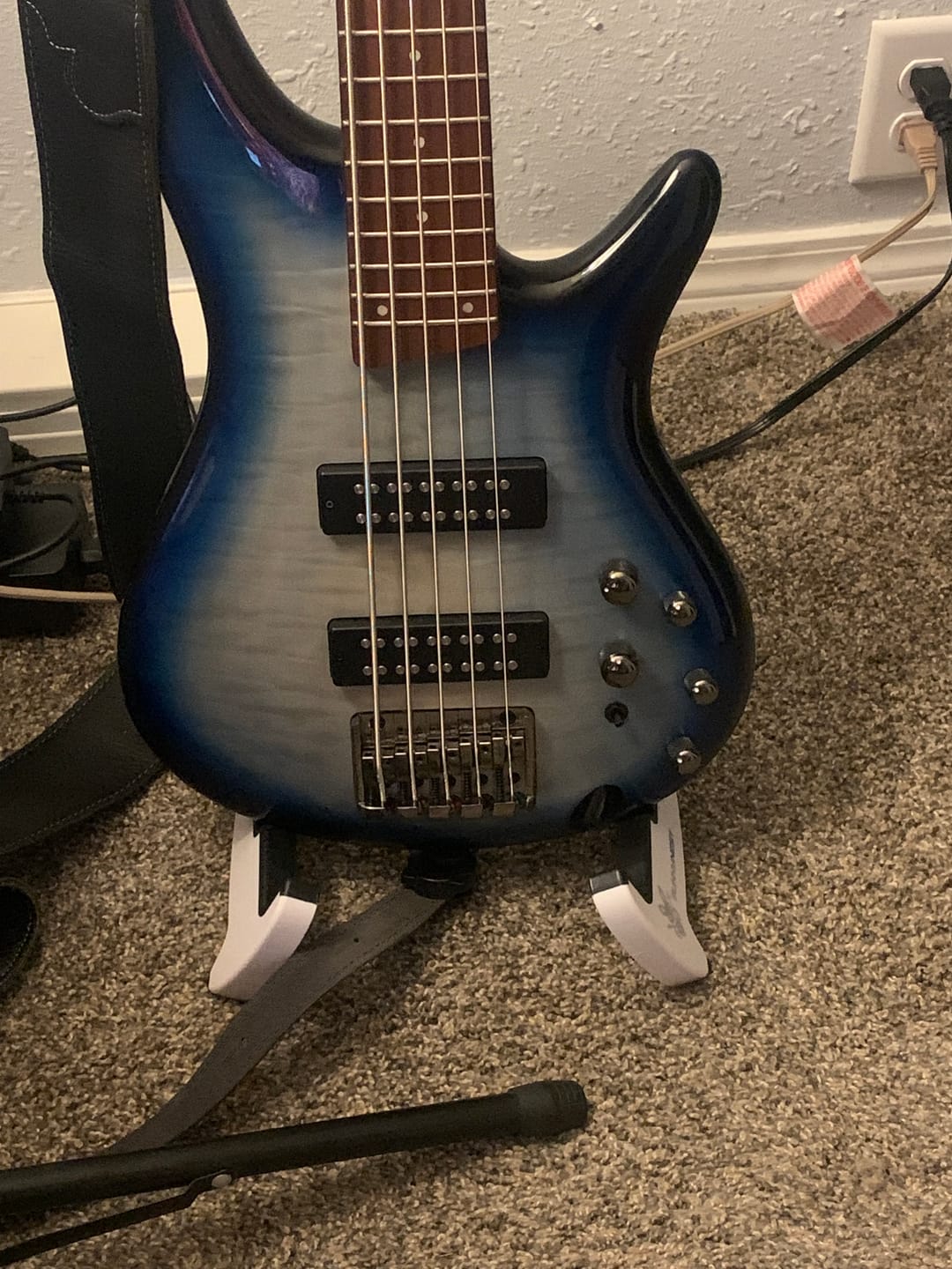 Customer photo review of BunnyNest: Folding A-Frame Guitar & String Instrument Stand