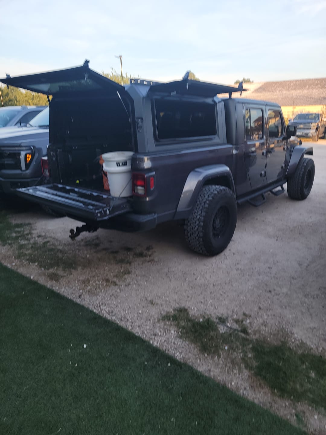 Customer photo review of OPENROAD Aluminum Truck Cap for Jeep Gladiator (2019-2026)