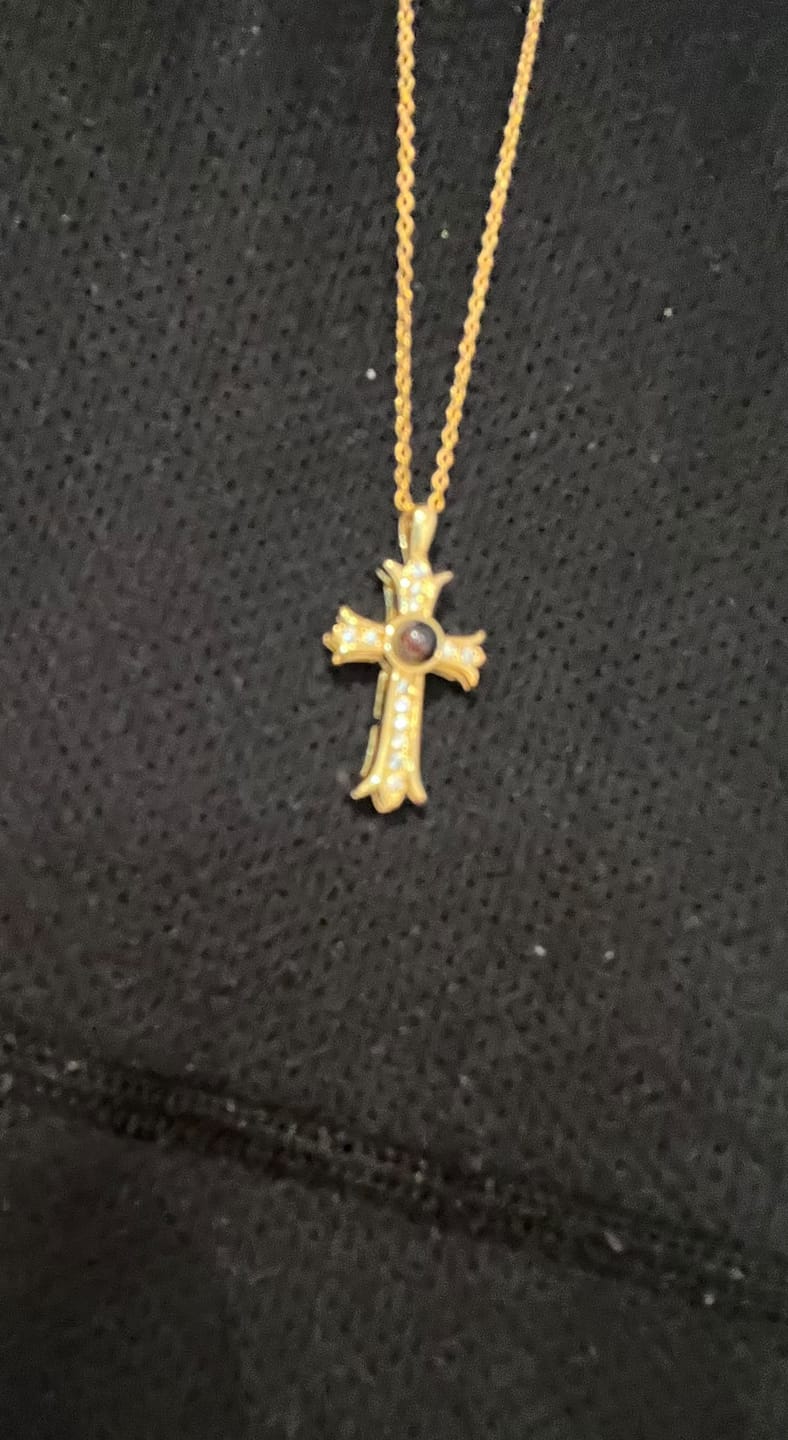 Customer photo review of Collar de Cruz Personalizado