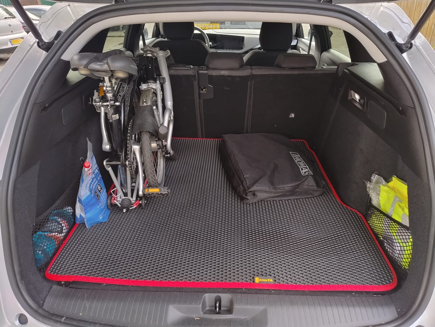 Customer photo review of E-Auto Fußmatten nach Maß - Kofferraumwanne