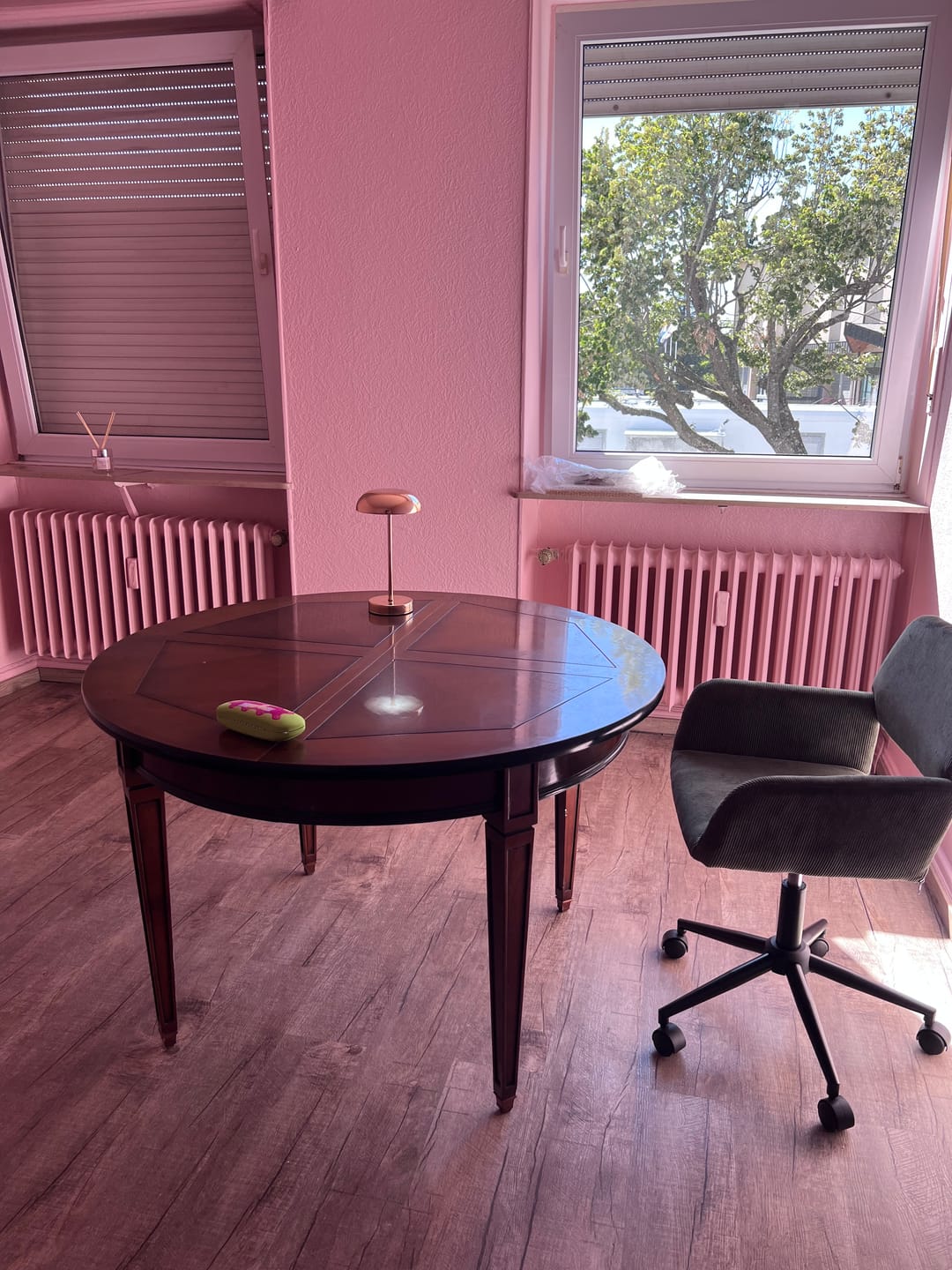 Customer photo review of Fauteuil de bureau en velours côtelé vert olive, réglable en hauteur, rotation à 360° - ROSS