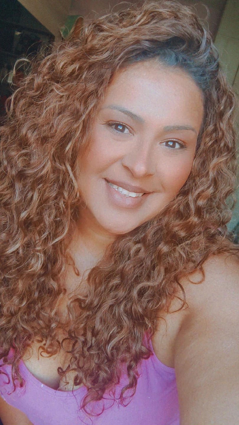 Customer photo review of Peruca Portia Castanho Luzes 33/27 Cacheada
