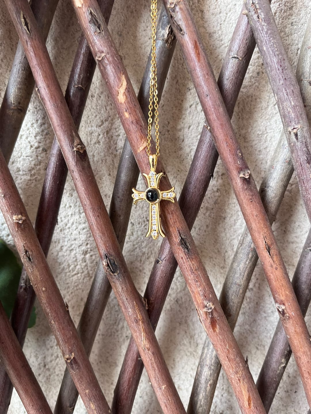 Customer photo review of Collar de Cruz Personalizado