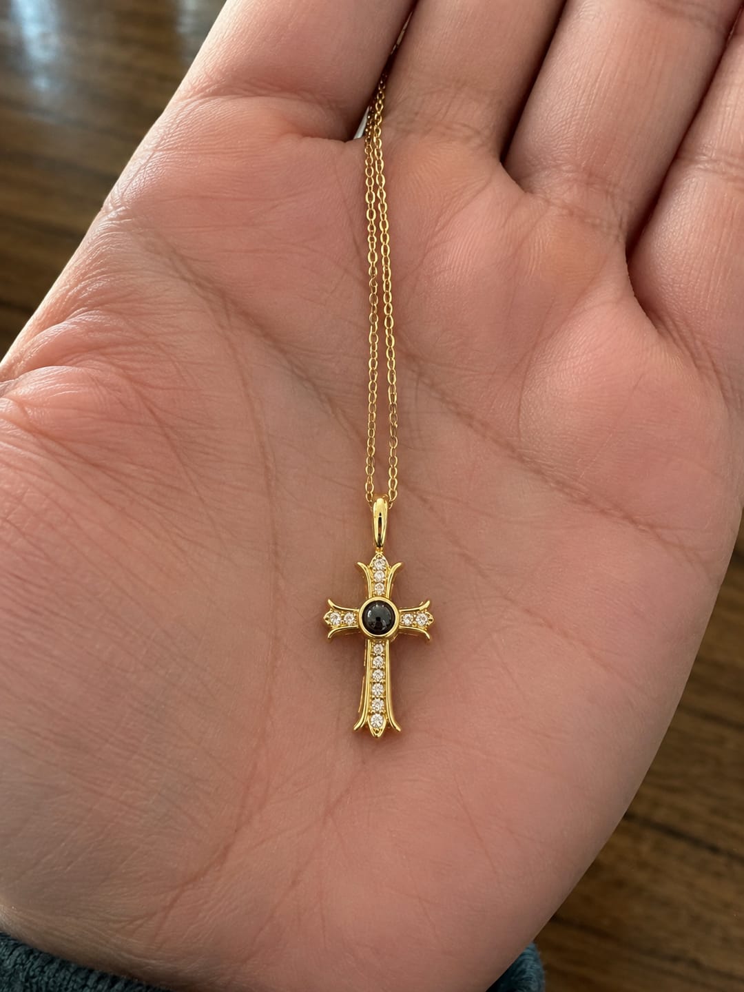 Customer photo review of Collar de Cruz Personalizado