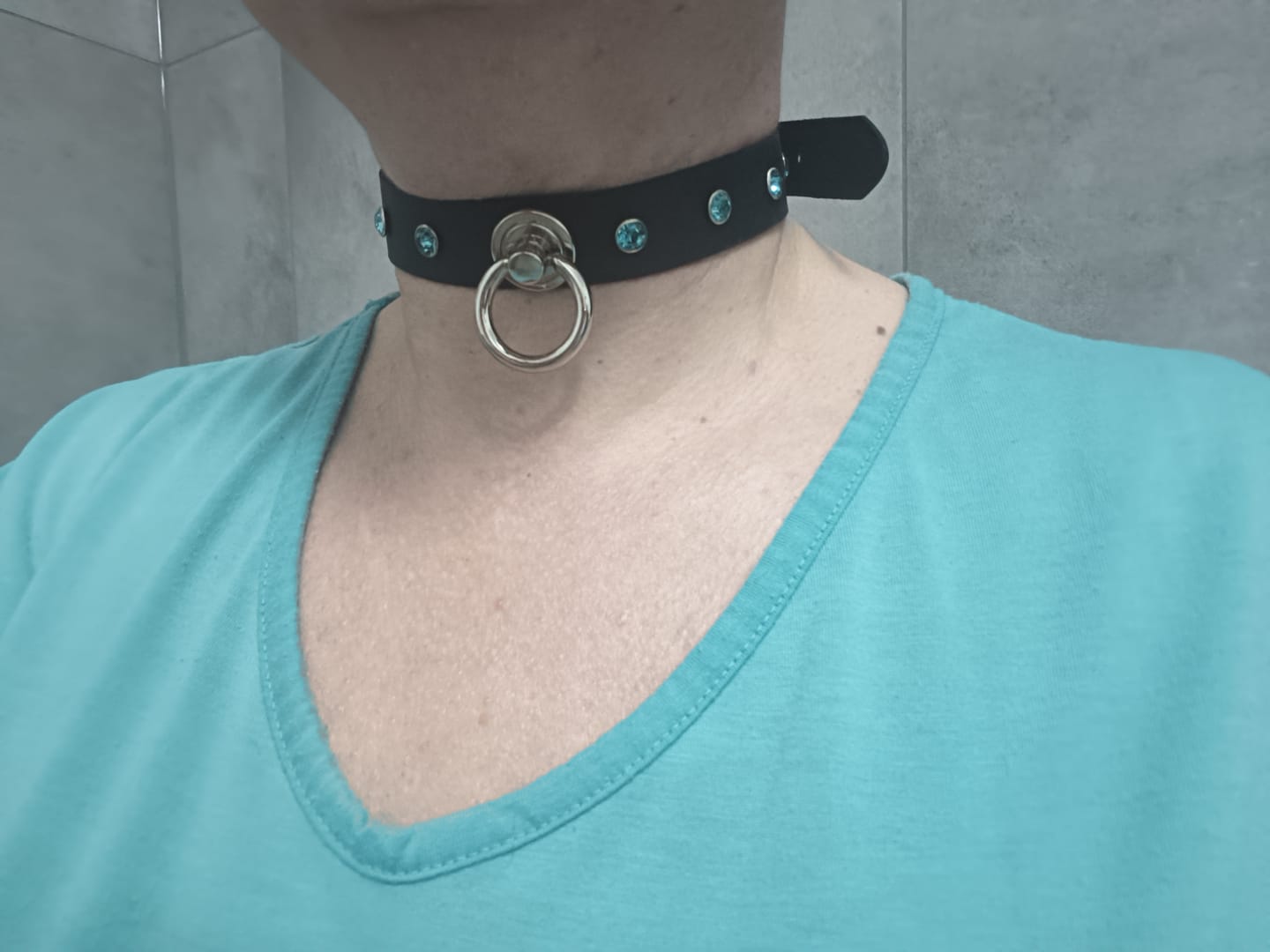 Customer photo review of SiaLinda: Halsband Nr. 13 petrol blau - grün 8 Straß Kristalle und großem O-Ring 20mm, echt Leder schwarz