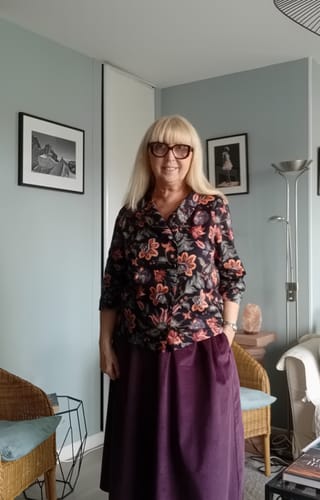 Customer's Blouse Dorine satin de coton Fleurs de crépuscule portée avec une jupe violette.