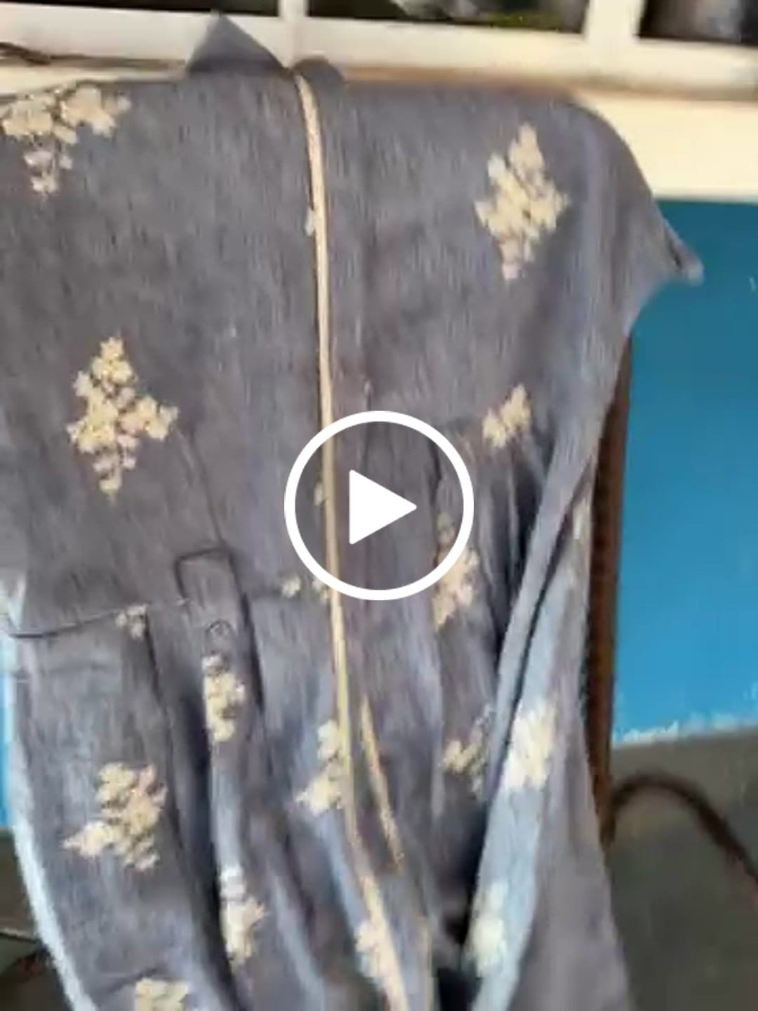 Customer video review of Vestido Renata Bordado Linho Chemise