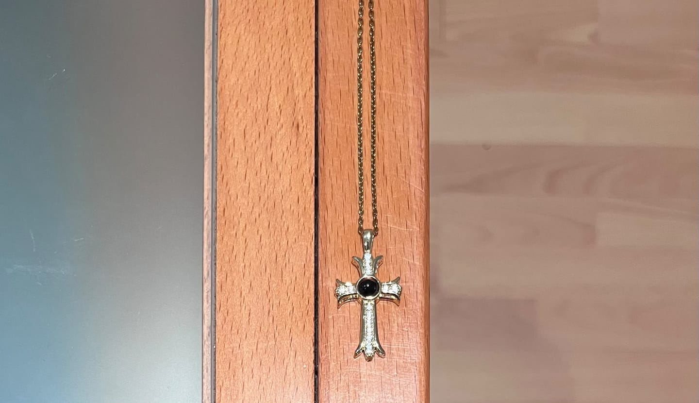 Customer photo review of Collar de Cruz Personalizado