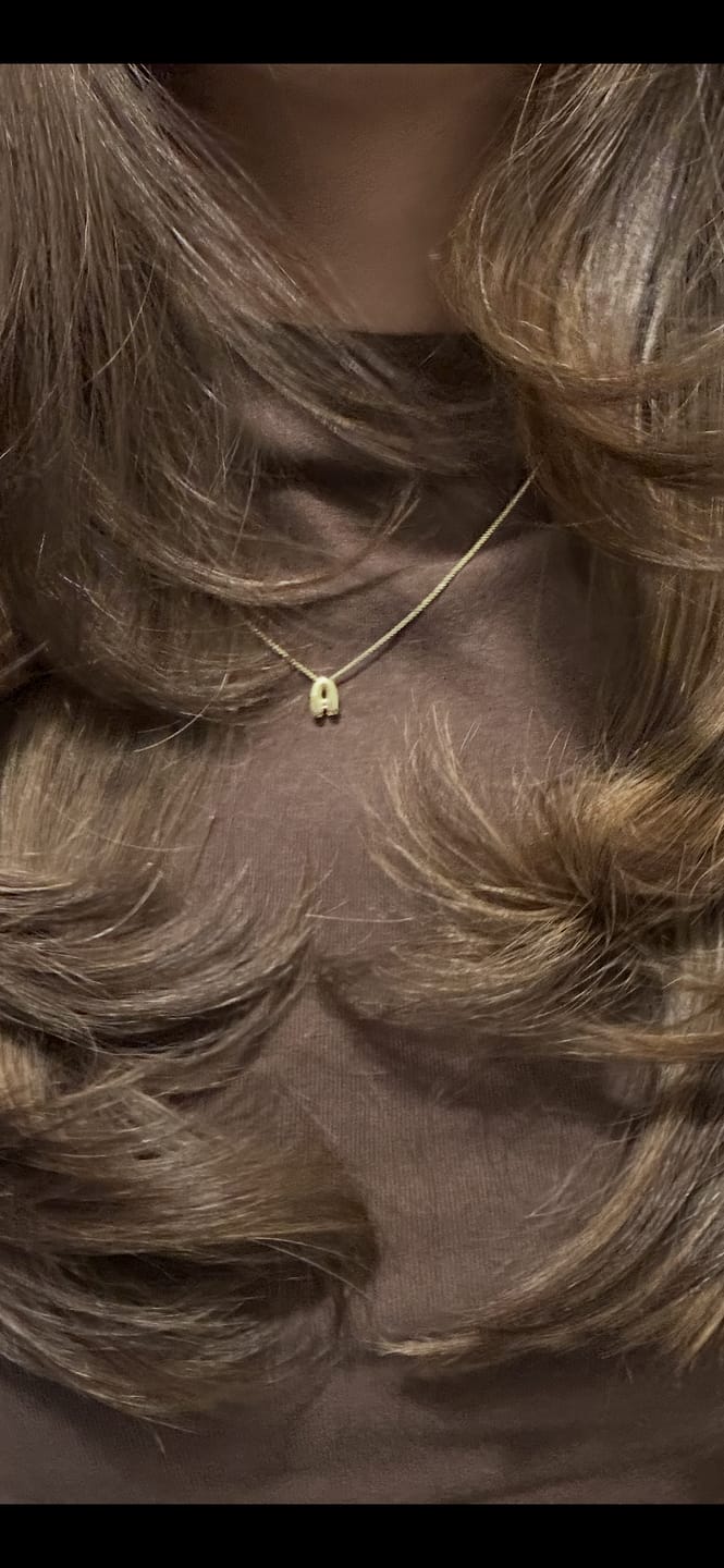 Customer photo review of Collar Dorado Inicial Mini Bubble