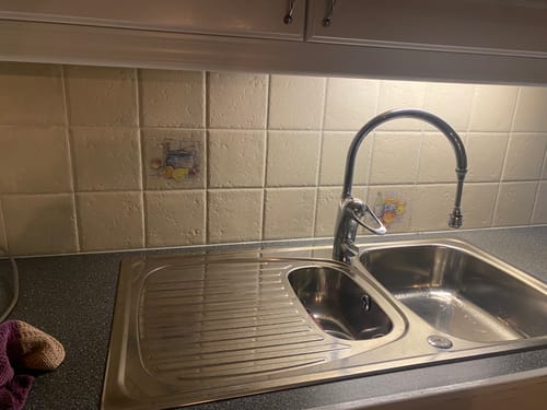 Customer's kitchen sink area before applying Sofie stav selvklebende veggfliser.