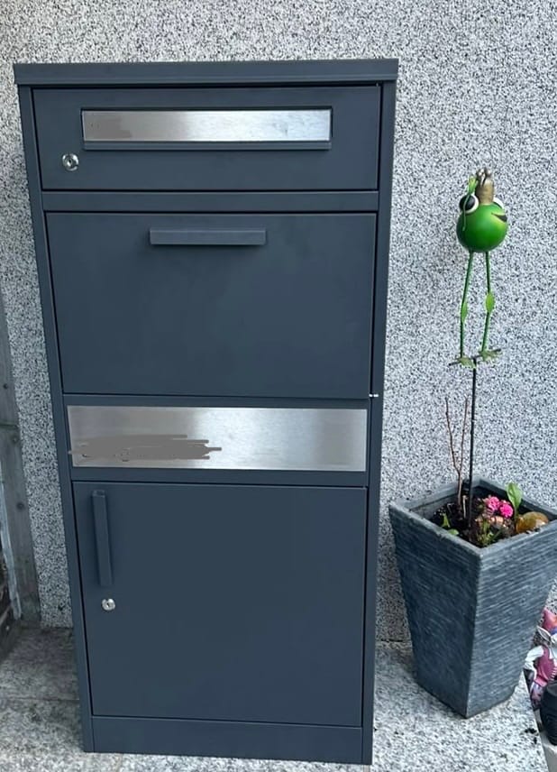 Customer photo review of Paketbox PB1 mit Briefkasten | anthrazit - RAL7016 | personalisiert mit Edelstahl-Schild