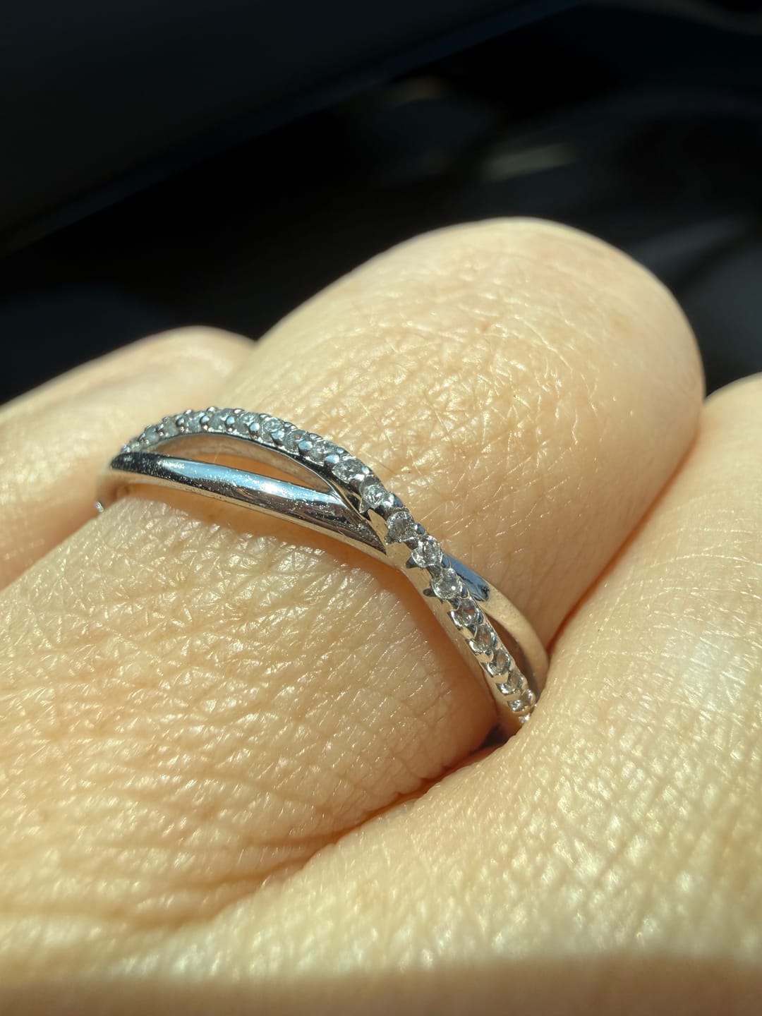 Customer photo review of Anillo Entrelazado Liso Y Con Zirconias