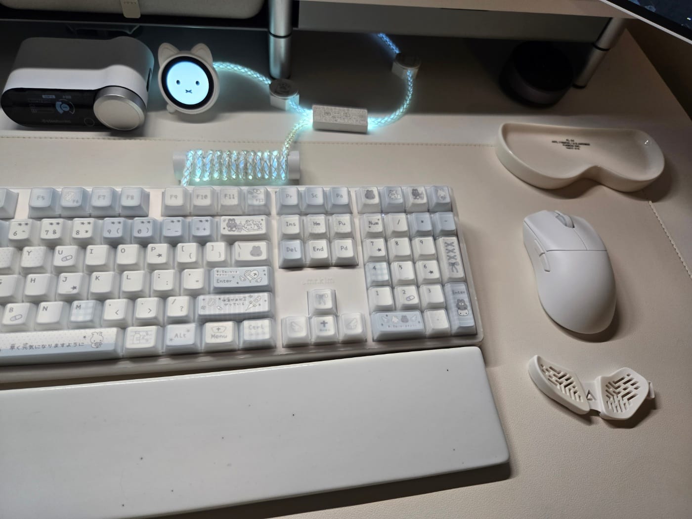 Customer photo review of UNKNOWN ERROR 8KHZ HE Split Gaming Keyboard Cable- White Kitty D40