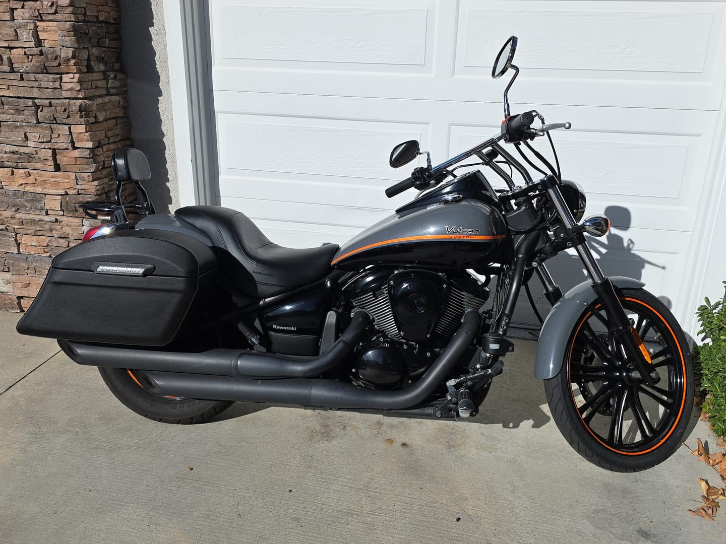 Customer photo review of 44L - Lamellar Stallion Extra Large Kawasaki Vulcan 900 Custom VN900C Leather Covered Motorcycle Hard Saddlebags