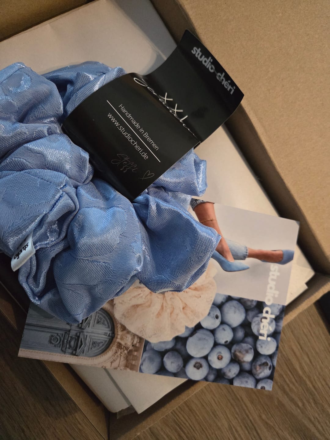 Customer photo review of Blue Leo - Scrunchie mit Leomuster