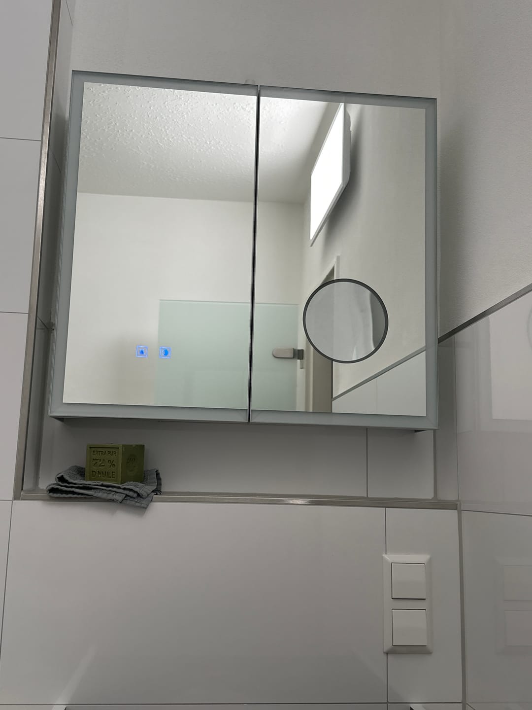 Customer photo review of SONNI LED Spiegelschrank Bad mit 3-fache Vergrößerungsspiegel und Steckdose 65 x 60 cm, Aluminum Spiegelschrank mit Touch-Schalter, 3 Lichtfarben + Defogging, IP44 wasserciht