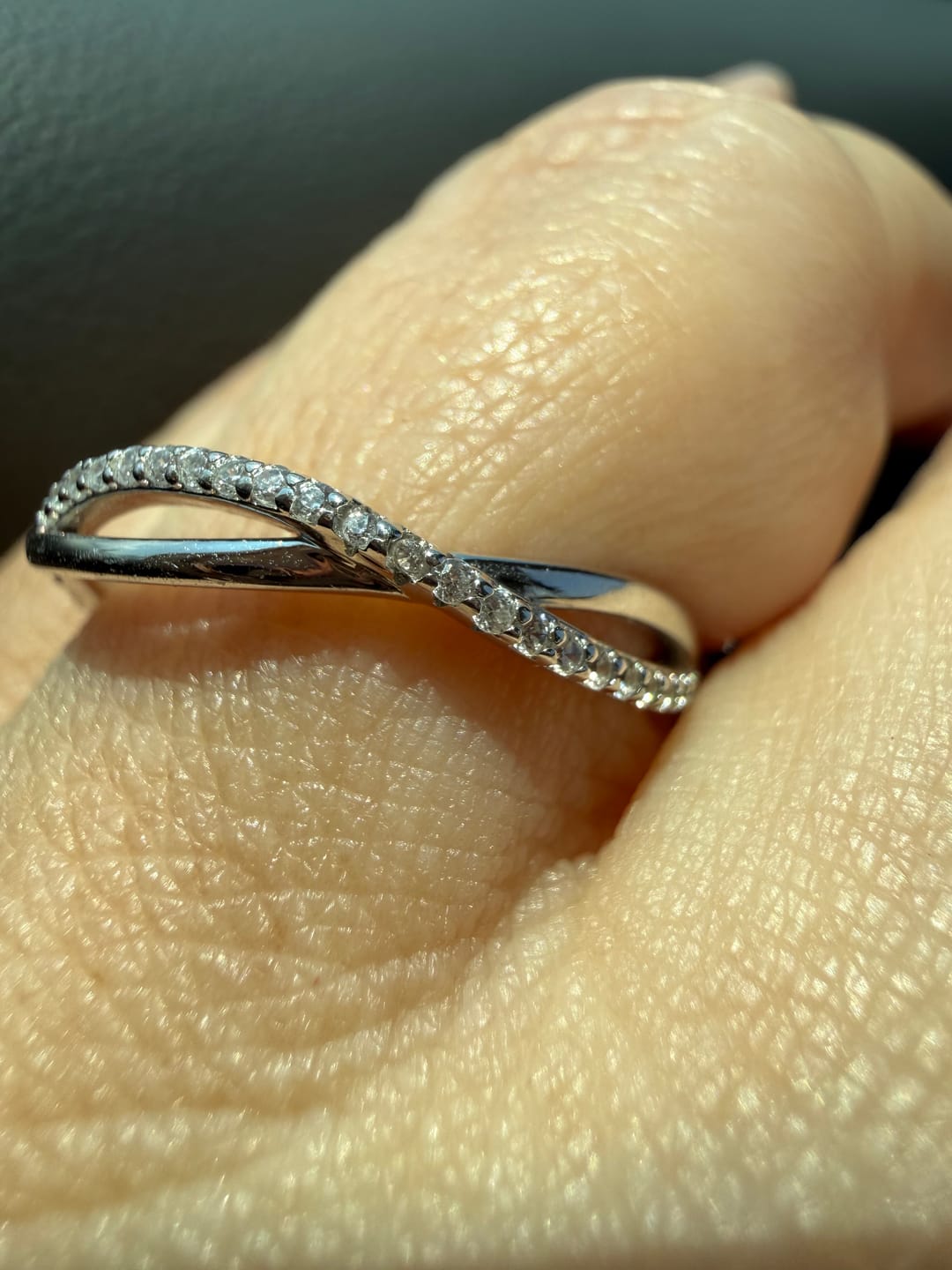 Customer photo review of Anillo Entrelazado Liso Y Con Zirconias