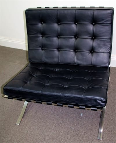 Customer photo review of Fauteuil Lounge & Repose-Pieds – Cuir Véritable Noir et Structure Chromée Sculpturale