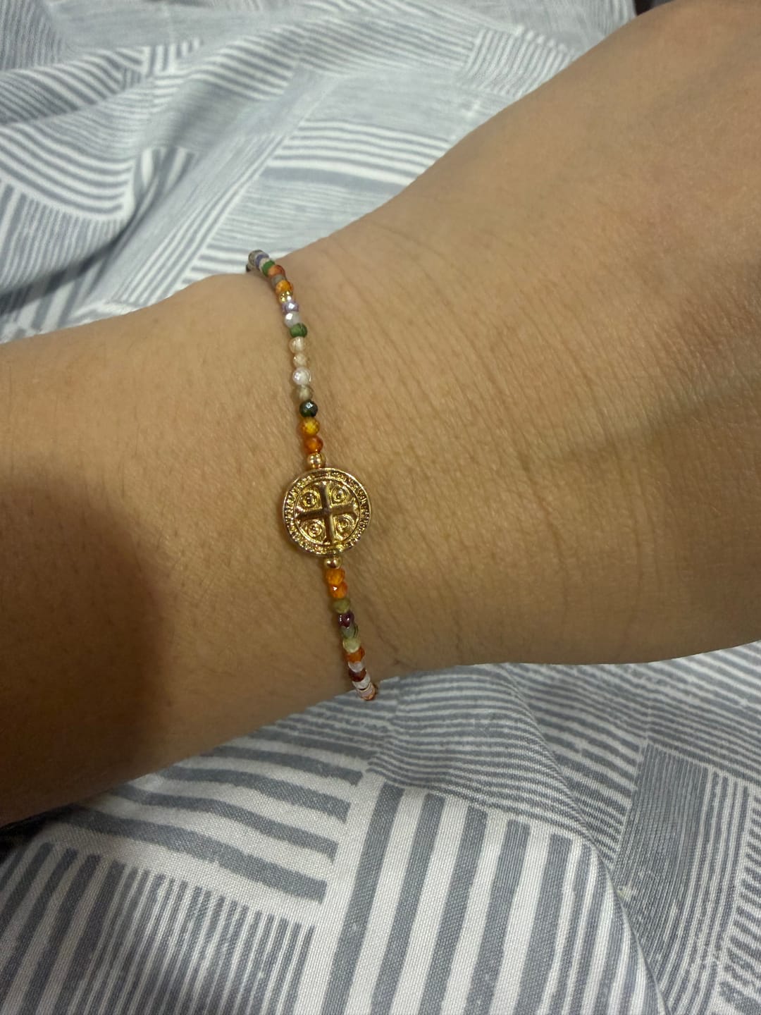Customer photo review of Pulsera Chaquiras Rainbow con San Benito