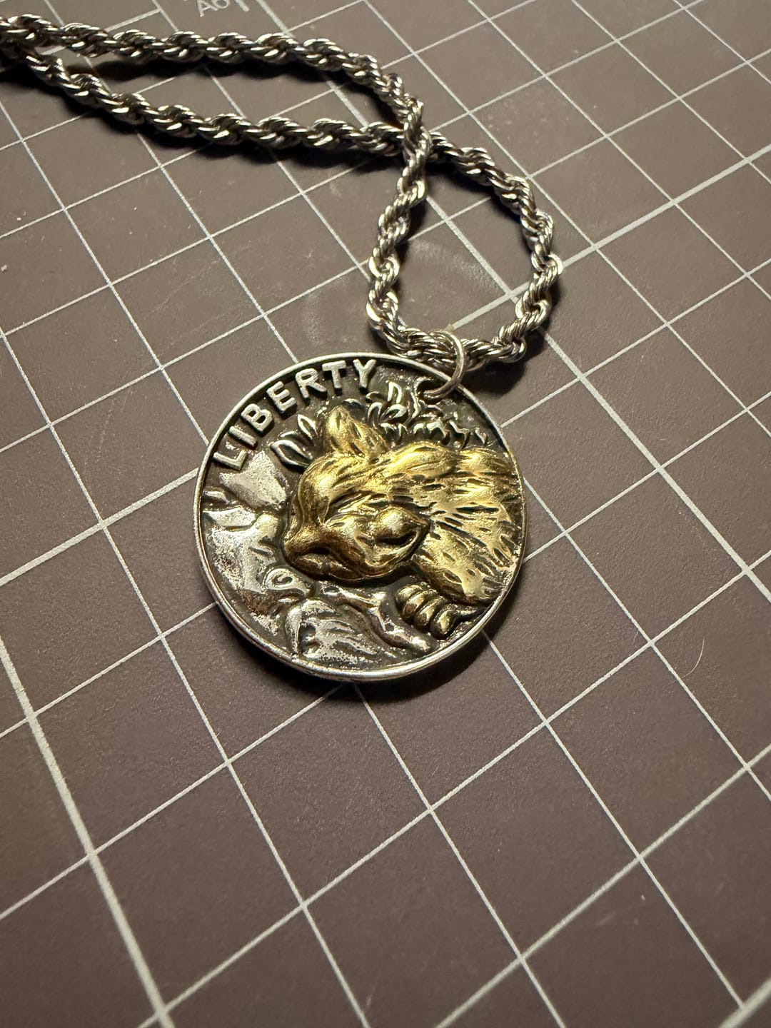 Customer photo review of 「水飲み猫」両面彫刻ペンダント付きパイプロープチェーンネックレス