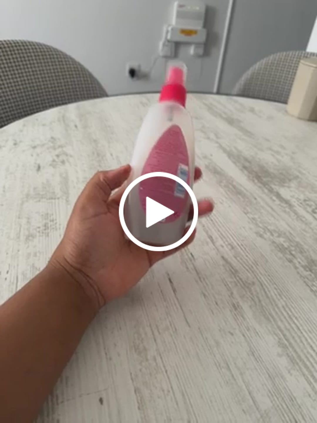 Customer video review of Johnson's Shiny Drops Kids Conditioner Spray, 200 ml