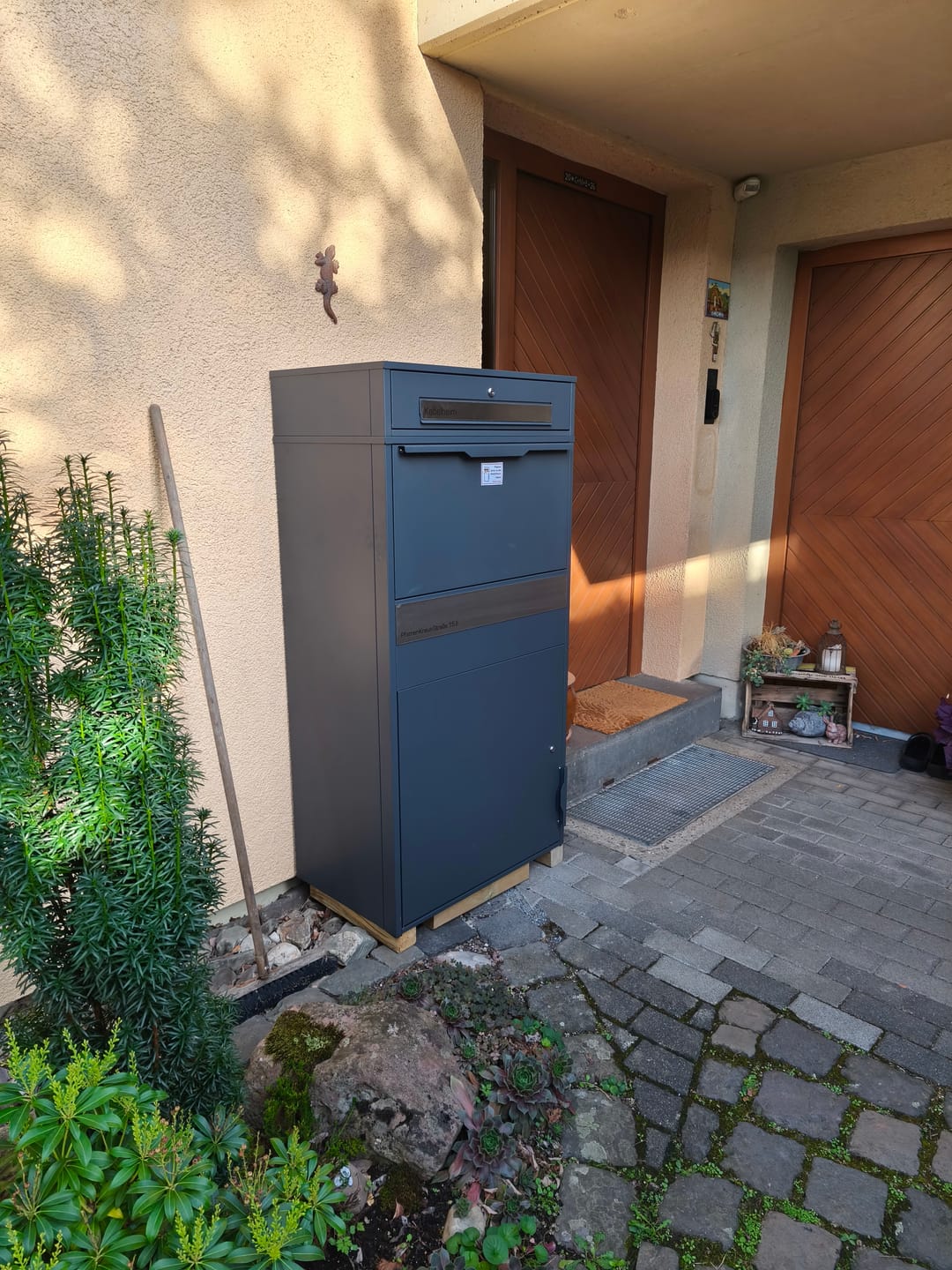 Customer photo review of XXL Paketbox mit Briefkasten | anthrazit - RAL7016 | personalisiert mit Edelstahl-Schildern
