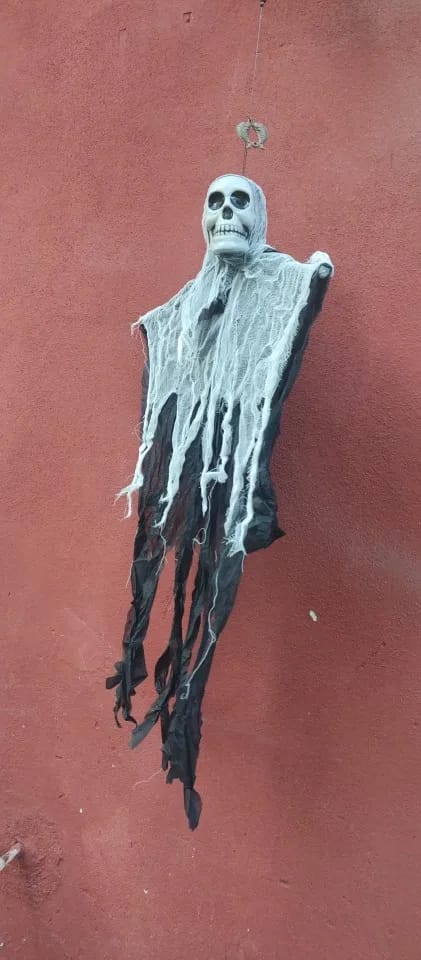 Customer photo review of Fantasma Esqueleto Colgante Luminoso 💀 – Decoración de Halloween para Casa, Jardín y Fiestas