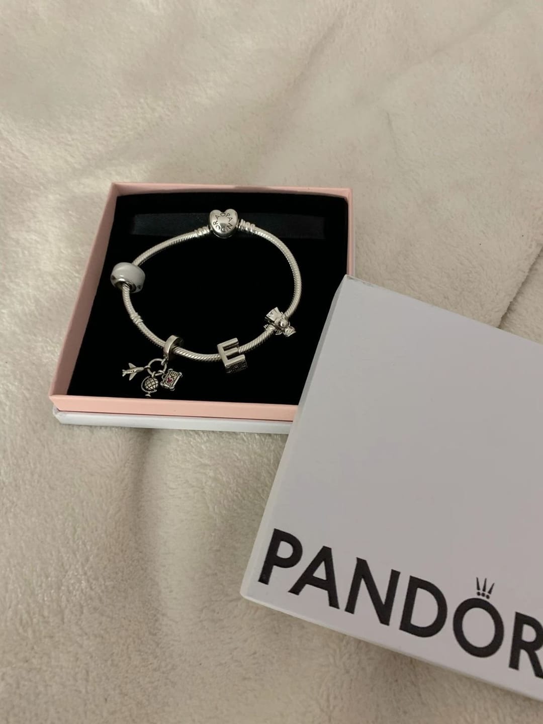 Customer photo review of Brazalete Con Broche de Corazón + Charm Avión, Globo y Maleta